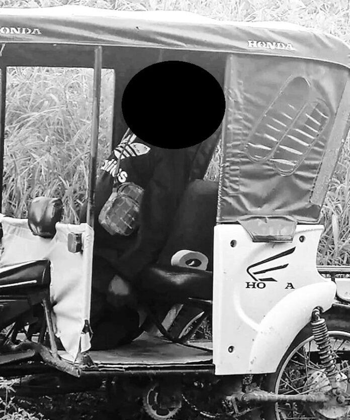 Encuentran sin vida a motocarrista en su vehículo