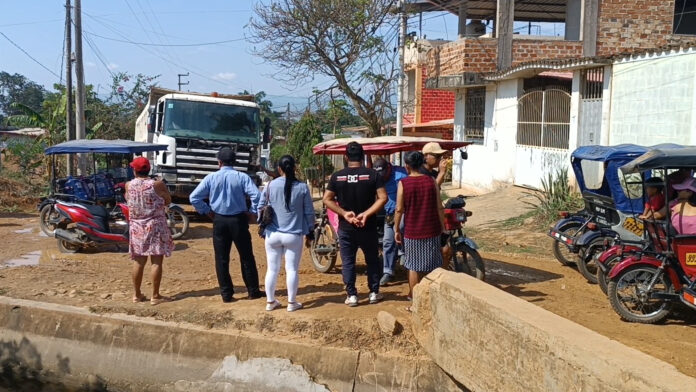 Vecinos del sector La Planicie de Morales bloquean pontón por paso de camiones volquetes