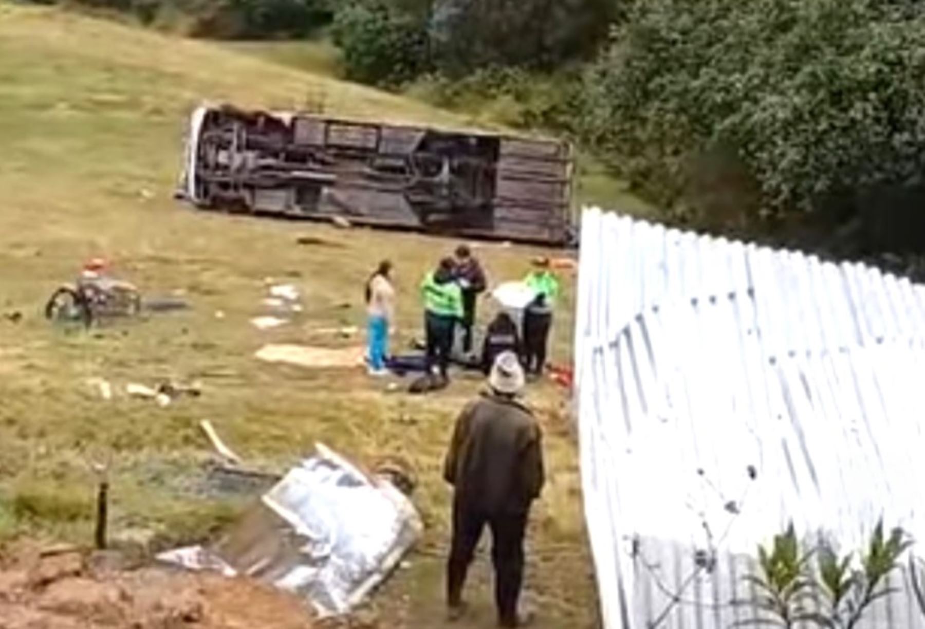 Tres personas fallecen tras vuelco de bus en la sierra de Áncash